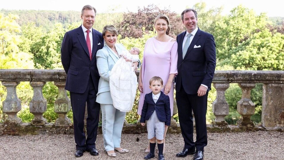 Enrique y María Teresa de Luxemburgo, Guillermo y Stéphanie de Luxemburgo y Charles y François de Luxemburgo en el bautizo de François de Luxemburgo