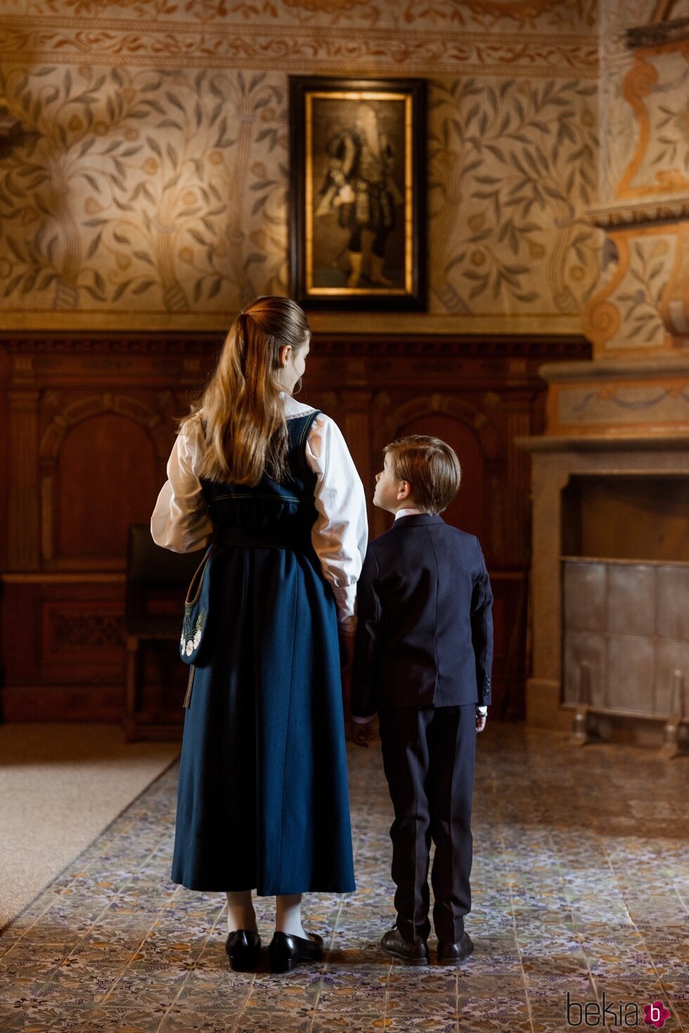 Estelle y Oscar de Suecia ante un retrato de Gustav Eriksson Vasa