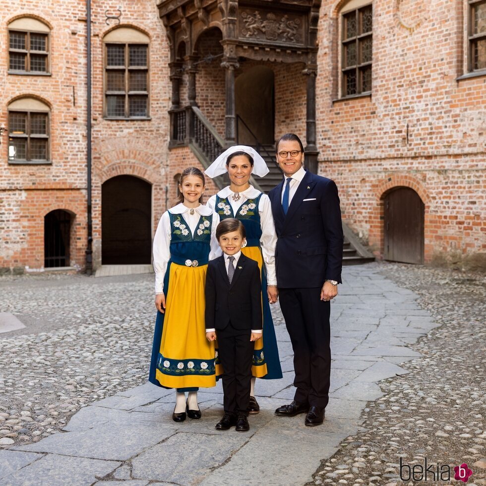 Victoria y Daniel de Suecia y sus hijos Estelle y Oscar de Suecia en el Castillo de Gripsholm