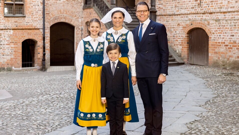 Victoria y Daniel de Suecia y sus hijos Estelle y Oscar de Suecia en el Castillo de Gripsholm