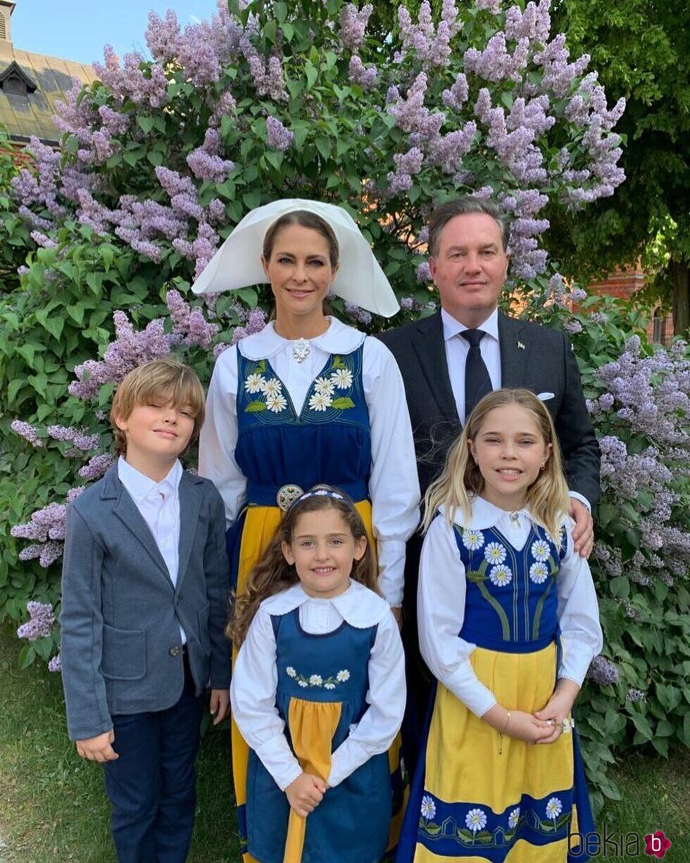 Magdalena de Suecia y Chris O'Neill y sus hijos en el Día Nacional de Suecia 2023