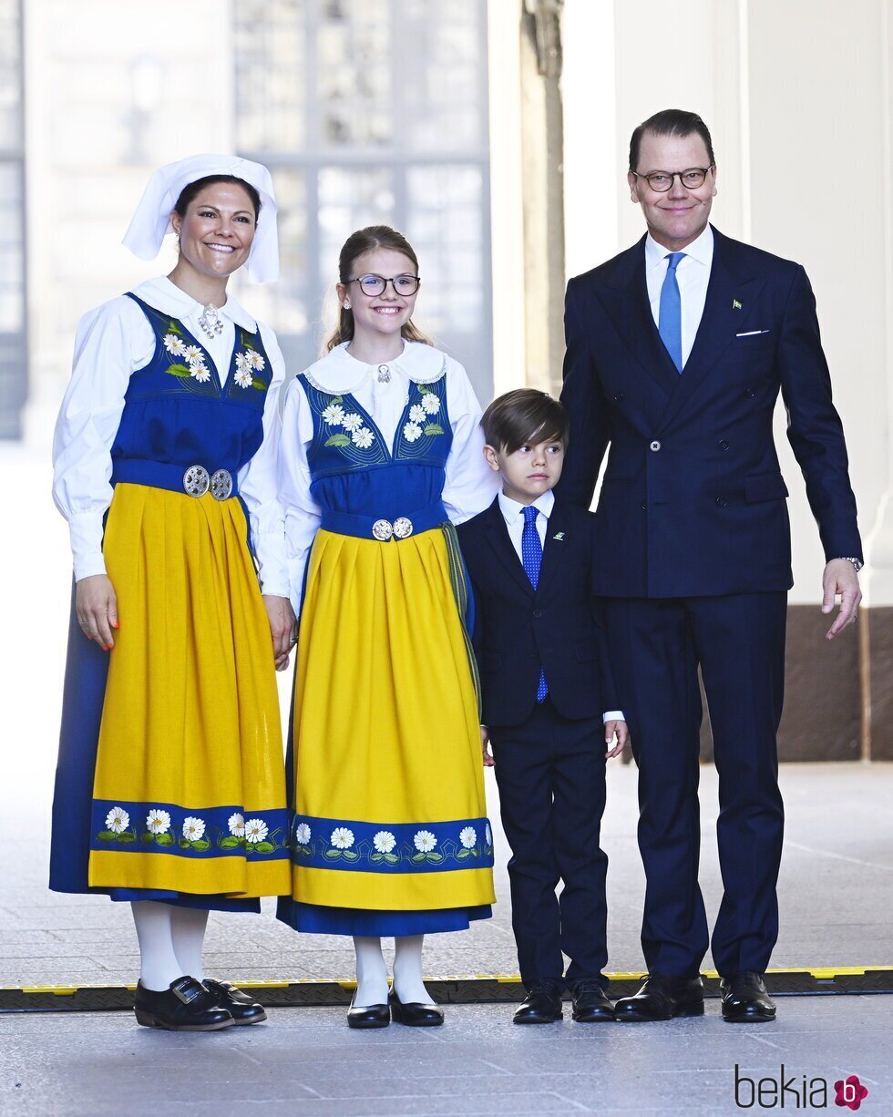 Victoria y Daniel de Suecia y sus hijos Estelle y Oscar en el Día Nacional de Suecia 2023