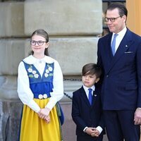 Daniel de Suecia y sus hijos Estelle y Oscar en el Día Nacional de Suecia 2023