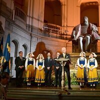 Carlos Gustavo de Suecia dando un discurso en presencia de la Familia Real Sueca en el Día Nacional de Suecia 2023