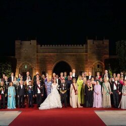 Foto oficial con los royals invitados a la boda de Hussein y Rajwa de Jordania