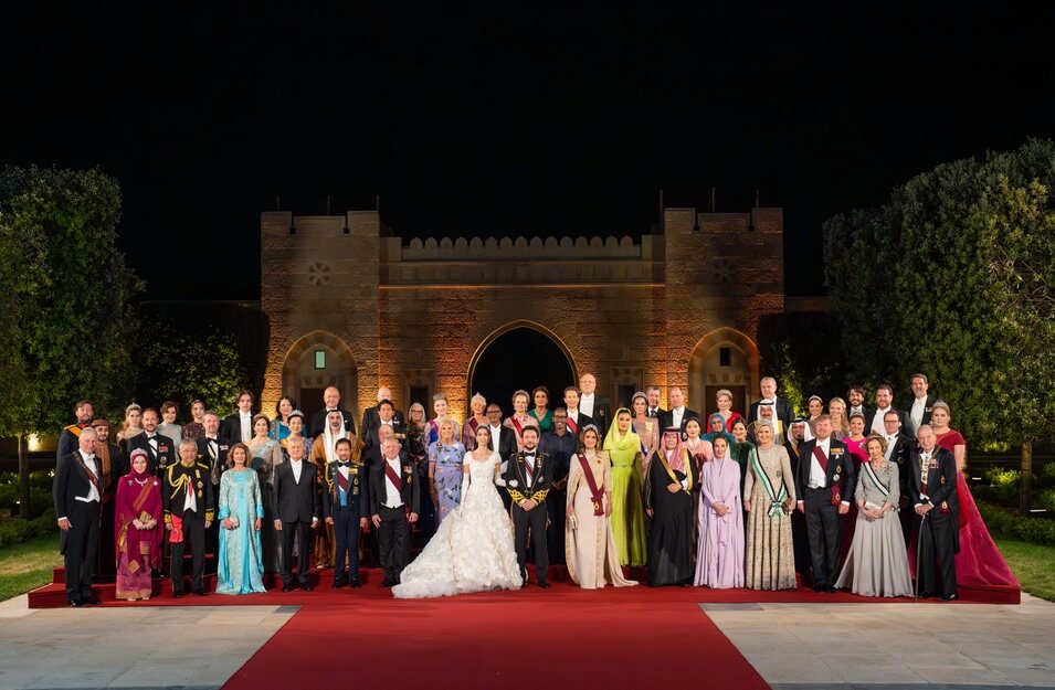 Foto oficial con los royals invitados a la boda de Hussein y Rajwa de Jordania