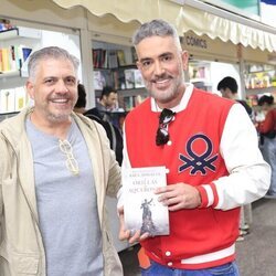 Kiko Hernández con el escritor Raúl Nogales en la Feria del Libro de Madrid