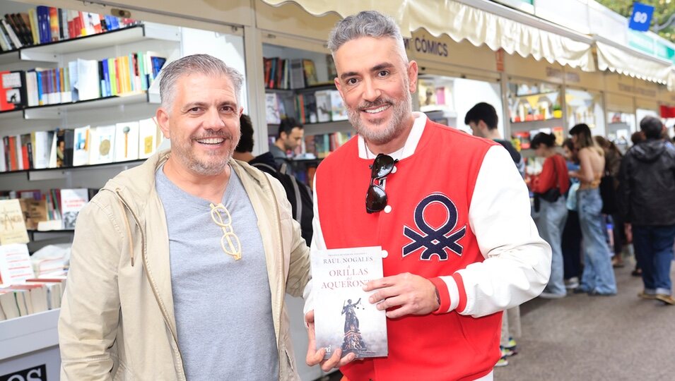 Kiko Hernández con el escritor Raúl Nogales en la Feria del Libro de Madrid