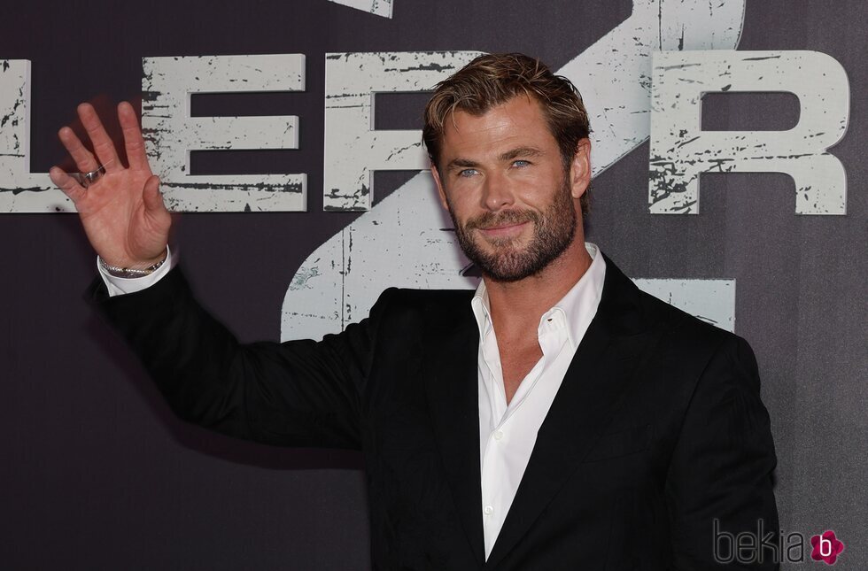 Chris Hemsworth saludando al público en el estreno de la película 'Misión de rescate 2' en Madrid