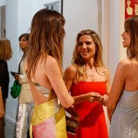 Elsa Pataky charlando con Sara Carbonero e Isabel Jiménez en los Premios Eco 2023 de la revista Elle