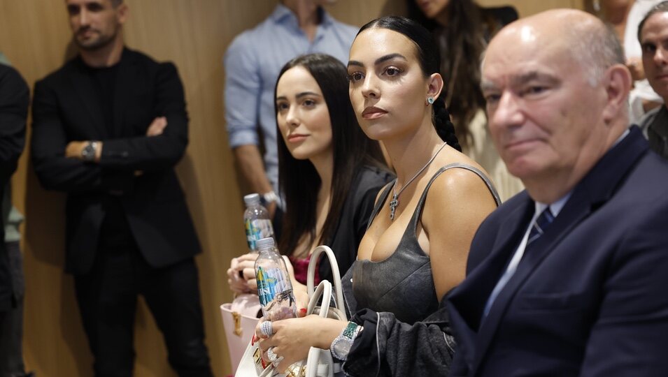 Georgina Rodríguez apoya junto a su hermana Ivana a Cristiano Ronaldo en un evento en Madrid