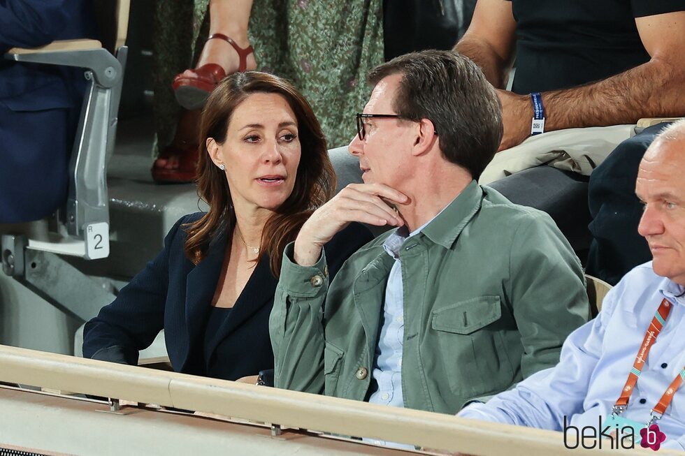 Joaquín y Marie de Dinamarca viendo un partido de tenis en Roland Garros 2023