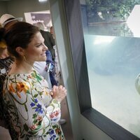 Victoria de Suecia mirando una tortuga en el Turtle Ark del Nordens Ark Zoo