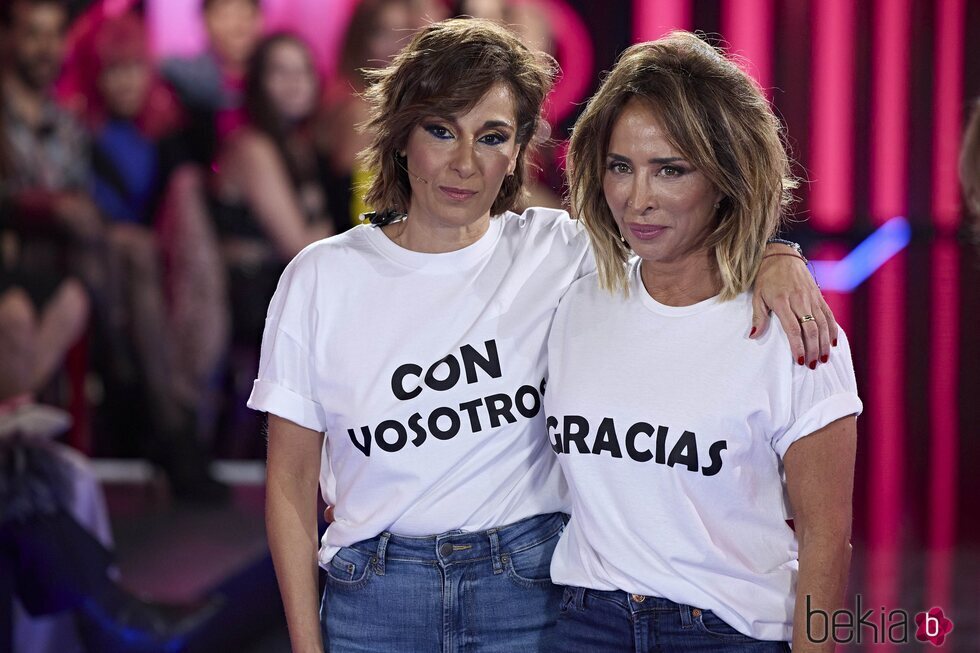 Adela González y María Patiño con parte del mensaje de 'Sálvame' en la 'Sálvame Fashion Week 2023'