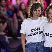 Adela González y María Patiño con parte del mensaje de 'Sálvame' en la 'Sálvame Fashion Week 2023'