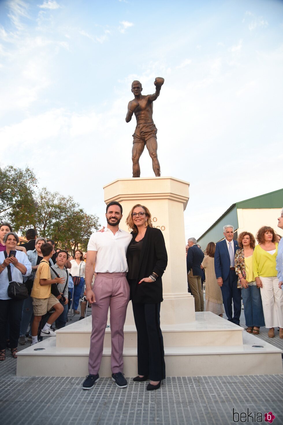 Rocío Carrasco ante la estatua de Pedro Carrasco en Alosno