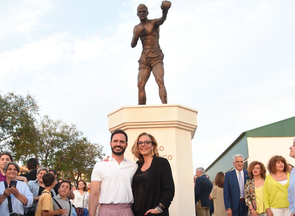 Rocío Carrasco ante la estatua de Pedro Carrasco en Alosno