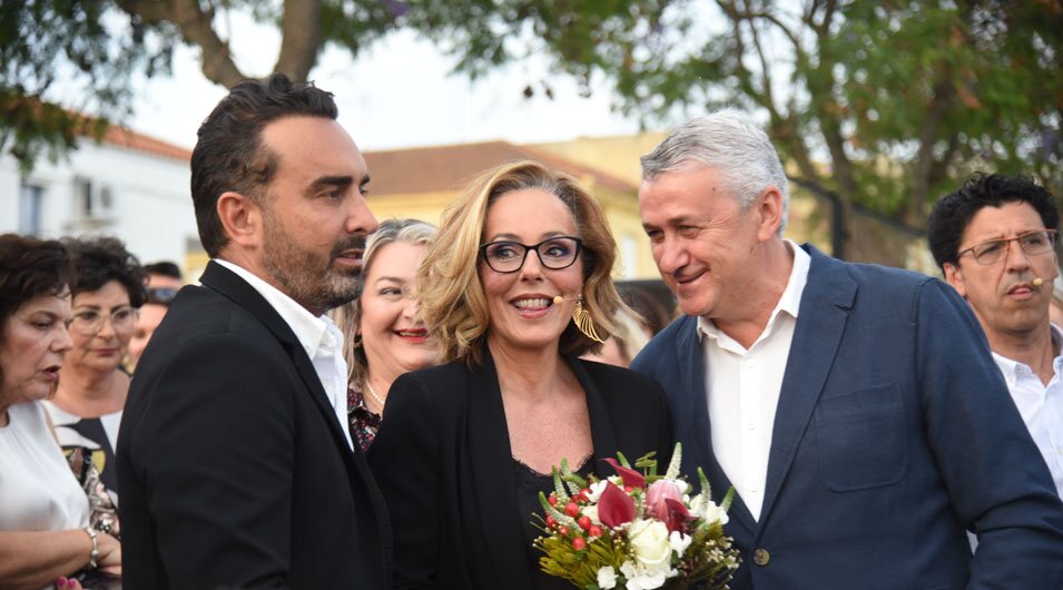 Rocío Carrasco y Fidel Albiac en la inauguración de la estatua de Pedro Carrasco en Alosno