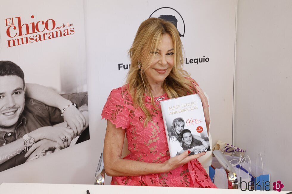 Ana Obregón con su libro en la Feria del Libro de Madrid 2023