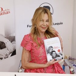 Ana Obregón con su libro en la Feria del Libro de Madrid 2023