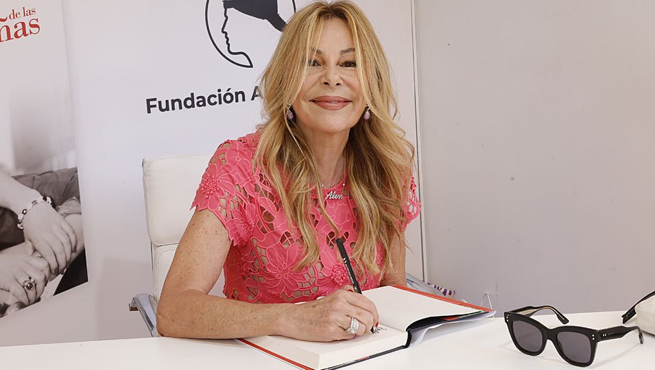 Ana Obregón en la firma de su libro en la Feria del Libro de Madrid 2023