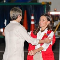 La Reina Letizia saluda a Verónica Alcocer a su llegada a su Viaje de Cooperación a Colombia