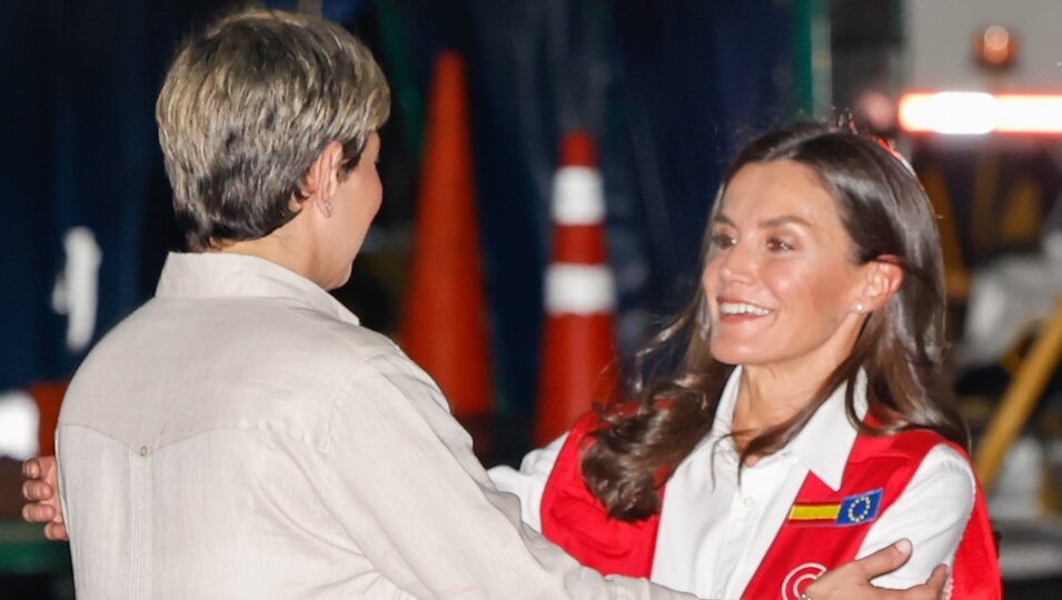 La Reina Letizia saluda a Verónica Alcocer a su llegada a su Viaje de Cooperación a Colombia