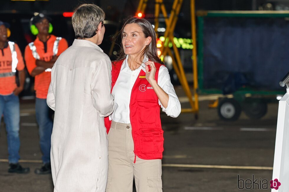 La Reina Letizia con Verónica Alcocer a su llegada a su Viaje de Cooperación a Colombia