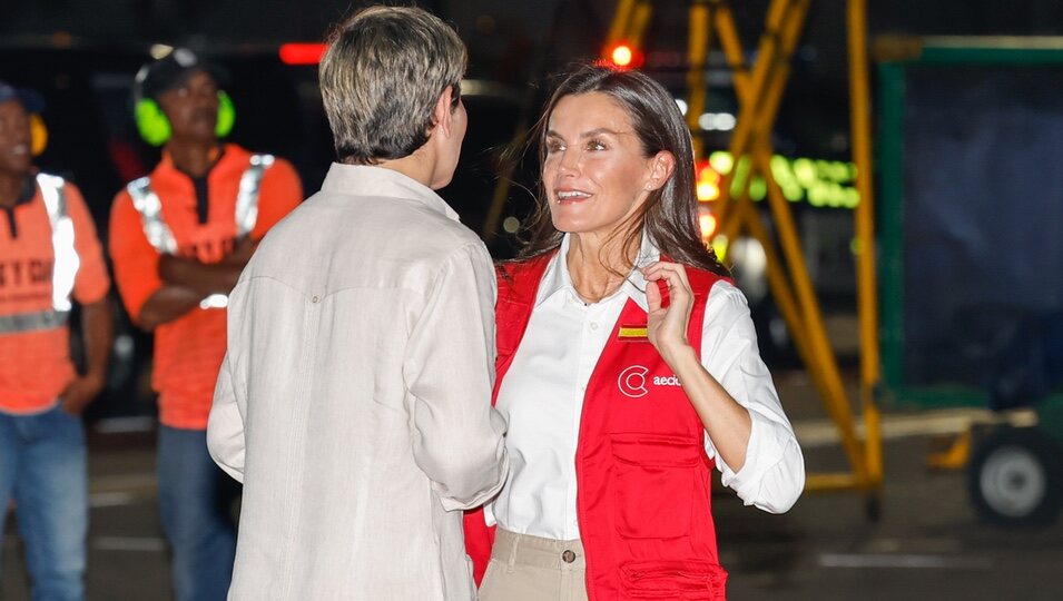 La Reina Letizia con Verónica Alcocer a su llegada a su Viaje de Cooperación a Colombia