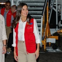 La Reina Letizia con el chaleco rojo de cooperante a su llegada a su Viaje de Cooperación a Colombia