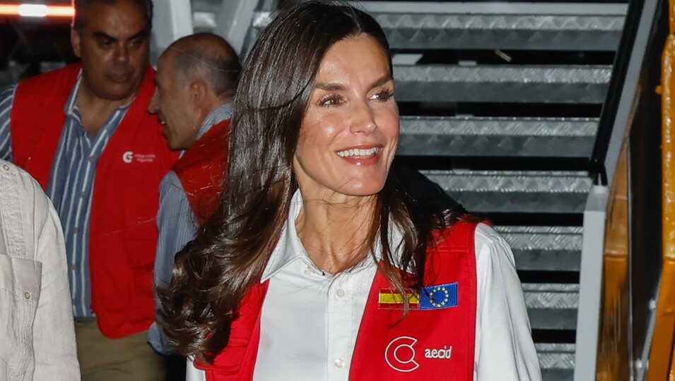 La Reina Letizia con el chaleco rojo de cooperante a su llegada a su Viaje de Cooperación a Colombia