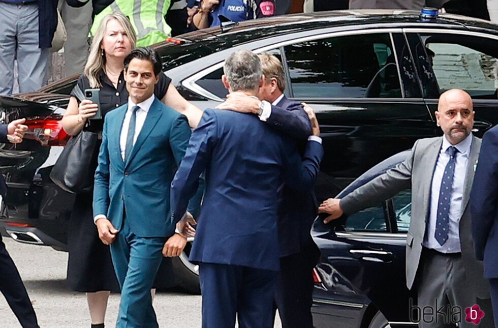 El Rey Felipe VI y Guillermo Alejandro de Holanda se saludan en presencia de Rob Jetten