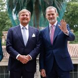 Guillermo Alejandro de Holanda y Felipe VI saludando en el almuerzo por el aniversario de relaciones diplomáticas entre Países Bajos y España