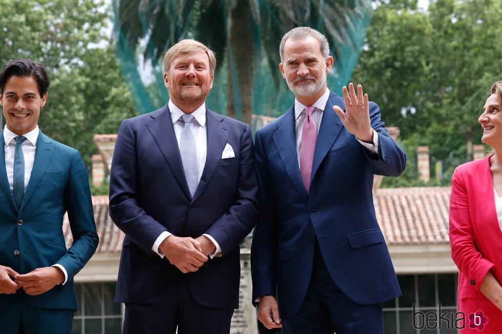 Guillermo Alejandro de Holanda y Felipe VI saludando en el almuerzo por el aniversario de relaciones diplomáticas entre Países Bajos y España