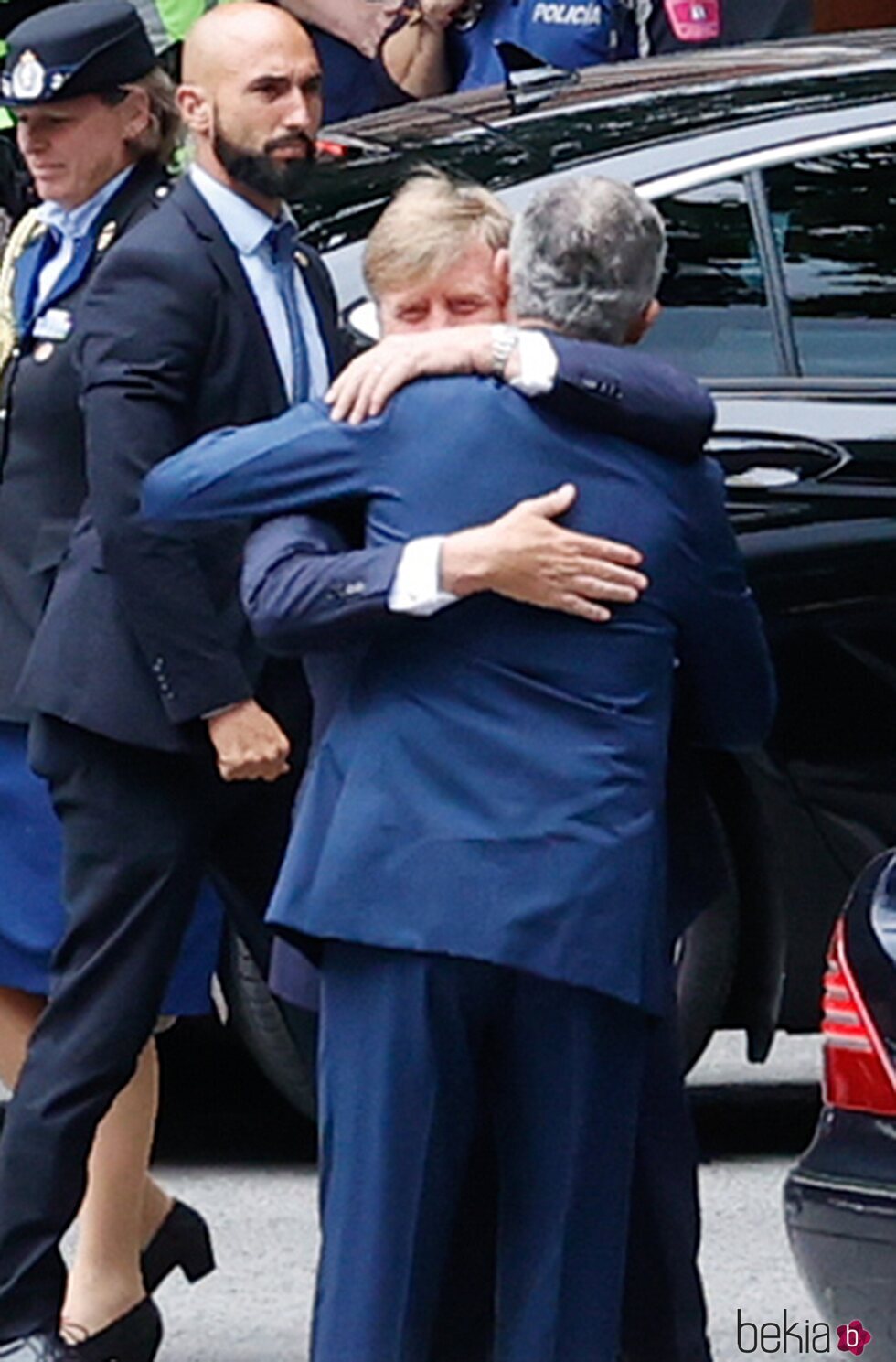 El Rey Felipe VI y Guillermo Alejandro de Holanda se abrazan en el almuerzo por el aniversario de relaciones diplomáticas entre Países Bajos y España