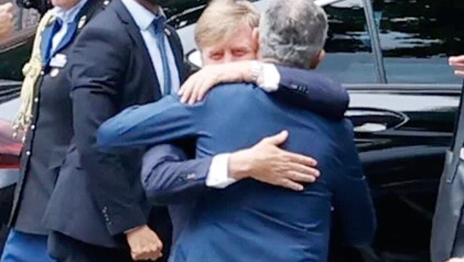 El Rey Felipe VI y Guillermo Alejandro de Holanda se abrazan en el almuerzo por el aniversario de relaciones diplomáticas entre Países Bajos y España