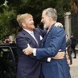 El Rey Felipe VI y Guillermo Alejandro de Holanda saludándose con mucho cariño en Madrid