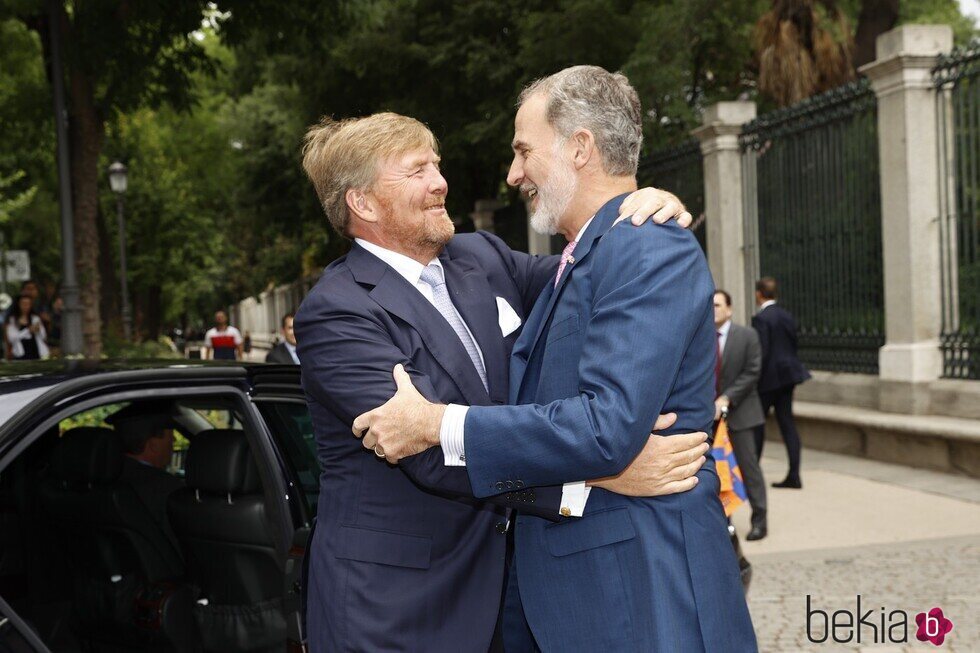 El Rey Felipe VI y Guillermo Alejandro de Holanda saludándose con mucho cariño en Madrid