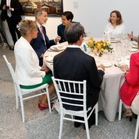 El Rey Felipe VI hablando con Rob Jetten en el almuerzo por el aniversario de relaciones diplomáticas entre Países Bajos y España