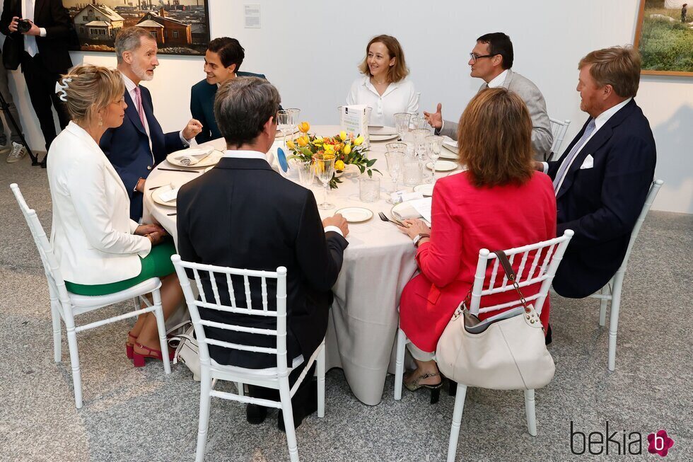 El Rey Felipe VI hablando con Rob Jetten en el almuerzo por el aniversario de relaciones diplomáticas entre Países Bajos y España