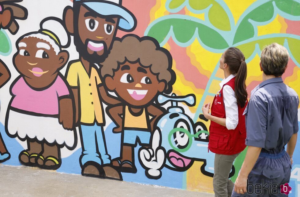 La Reina Letizia mirando un mural en el barrio de Villahermosa de Cartagena de Indias en su Viaje de Cooperación a Colombia