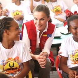 La Reina Letizia, muy sonriente con unas niñas en su Viaje de Cooperación a Colombia