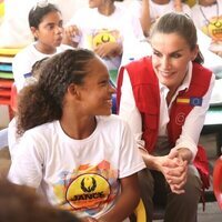 La Reina Letizia, muy sonriente con unas niñas en su Viaje de Cooperación a Colombia
