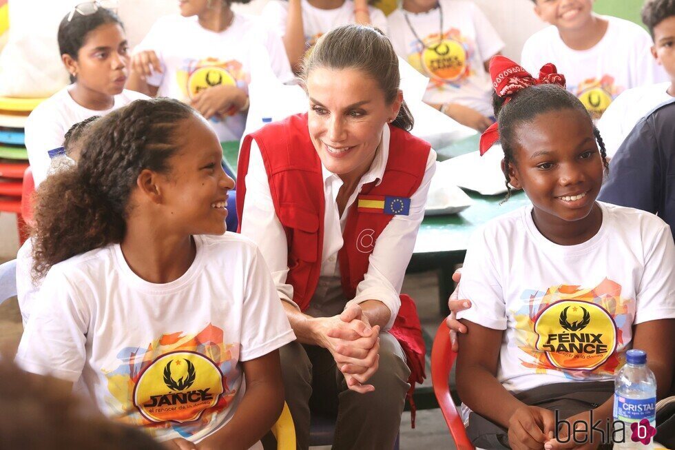 La Reina Letizia, muy sonriente con unas niñas en su Viaje de Cooperación a Colombia