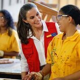 La Reina Letizia sonríe a una mujer en la Escuela Taller de Cartagena de Indias en su Viaje de Cooperación a Colombia