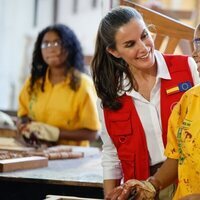 La Reina Letizia sonríe a una mujer en la Escuela Taller de Cartagena de Indias en su Viaje de Cooperación a Colombia