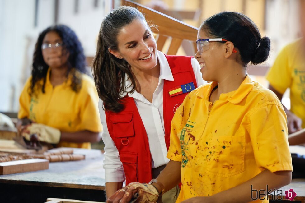 La Reina Letizia sonríe a una mujer en la Escuela Taller de Cartagena de Indias en su Viaje de Cooperación a Colombia