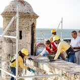 La Reina Letizia mirando las obras del Baluarte Santa Catalina de Cartagena de Indias en su Viaje de Cooperación a Colombia