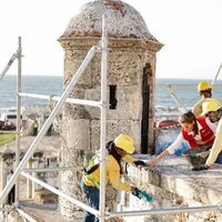 La Reina Letizia mirando las obras del Baluarte Santa Catalina de Cartagena de Indias en su Viaje de Cooperación a Colombia