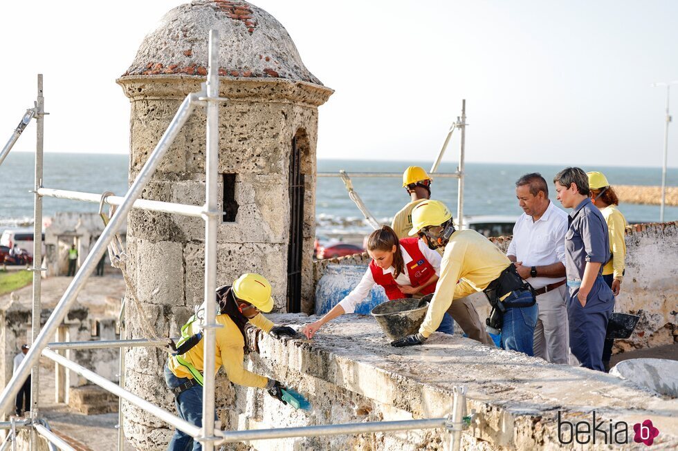 La Reina Letizia mirando las obras del Baluarte Santa Catalina de Cartagena de Indias en su Viaje de Cooperación a Colombia